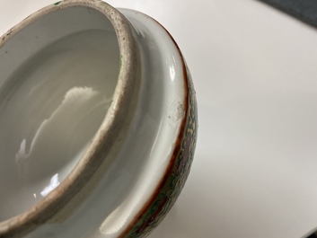 Une paire de vases couverts en porcelaine de Chine famille rose de Canton, 19&egrave;me