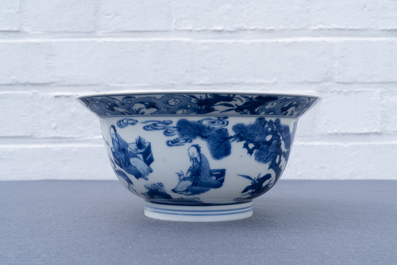 Un bol de type klapmuts en porcelaine de Chine en bleu et blanc, marque et &eacute;poque de Kangxi