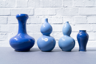 Cinq pi&egrave;ces en porcelaine de Chine bleu monochrome, 19/20&egrave;me
