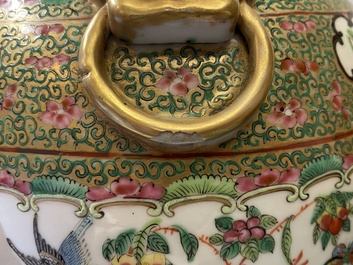 Une paire de vases couverts en porcelaine de Chine famille rose de Canton, 19&egrave;me
