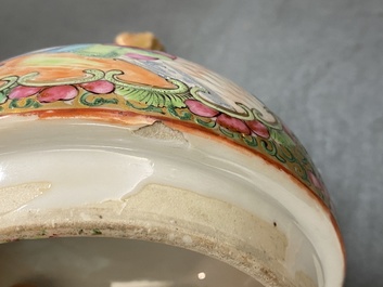 Une paire de vases couverts en porcelaine de Chine famille rose de Canton, 19&egrave;me