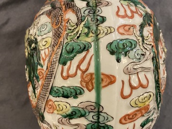 Un vase de forme double gourde en porcelaine de Chine famille verte sur socle en bois, 19/20&egrave;me