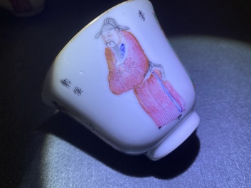 Een paar Chinese famille rose 'Wu Shuang Pu' koppen en schotels, 19e eeuw