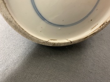 Un vase de forme rouleau en porcelaine de Chine en bleu et blanc, 19&egrave;me