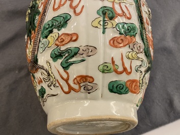 Un vase de forme double gourde en porcelaine de Chine famille verte sur socle en bois, 19/20&egrave;me