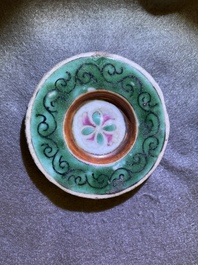 Twee grote Chinese blauw-witte en drie famille rose theepotten, 19/20e eeuw