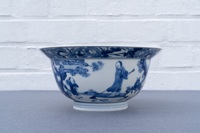 Un bol de type klapmuts en porcelaine de Chine en bleu et blanc, marque et &eacute;poque de Kangxi