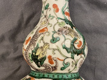 Un vase de forme double gourde en porcelaine de Chine famille verte sur socle en bois, 19/20&egrave;me