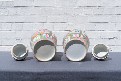 Une paire de vases couverts en porcelaine de Chine famille rose de Canton, 19&egrave;me