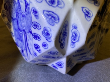 Twee grote Chinese blauw-witte en drie famille rose theepotten, 19/20e eeuw