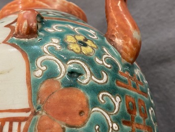 Twee grote Chinese blauw-witte en drie famille rose theepotten, 19/20e eeuw