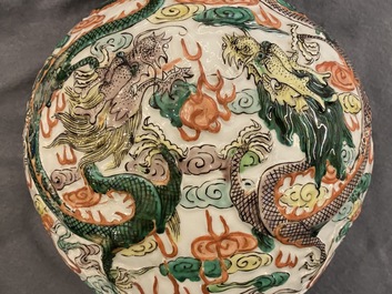 Un vase de forme double gourde en porcelaine de Chine famille verte sur socle en bois, 19/20&egrave;me