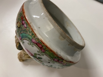 Une paire de vases couverts en porcelaine de Chine famille rose de Canton, 19&egrave;me