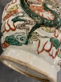 Un vase de forme double gourde en porcelaine de Chine famille verte sur socle en bois, 19/20&egrave;me