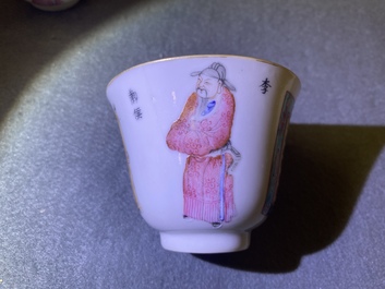 Een paar Chinese famille rose 'Wu Shuang Pu' koppen en schotels, 19e eeuw