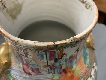 Une paire de vases couverts en porcelaine de Chine famille rose de Canton, 19&egrave;me