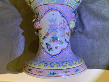 Deux vases en porcelaine de Chine famille rose pour le march&eacute; Straits ou Peranakan, 19&egrave;me