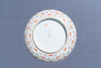 Un plat en porcelaine de Chine famille rose &agrave; d&eacute;cor de '100 chauve-souris', marque et &eacute;poque de Guangxu