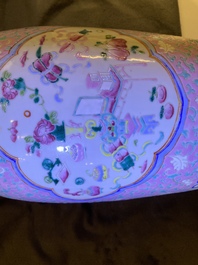 Deux vases en porcelaine de Chine famille rose pour le march&eacute; Straits ou Peranakan, 19&egrave;me