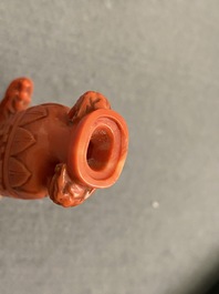 Une tabati&egrave;re en corail rouge figurant un vase reposant sur une tortue, Chine, R&eacute;publique