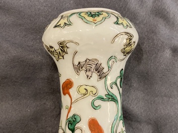 Un vase de forme double gourde en porcelaine de Chine famille verte sur socle en bois, 19/20&egrave;me