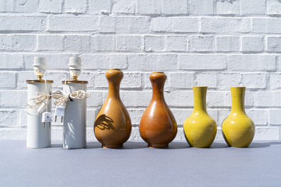 Trois paires de vases et une paire de plats en porcelaine de Chine monochrome, 19/20&egrave;me
