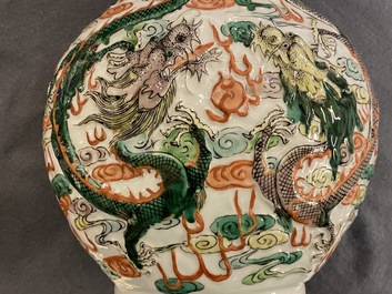 Un vase de forme double gourde en porcelaine de Chine famille verte sur socle en bois, 19/20&egrave;me