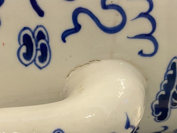 Twee grote Chinese blauw-witte en drie famille rose theepotten, 19/20e eeuw