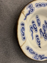 Twee grote Chinese blauw-witte en drie famille rose theepotten, 19/20e eeuw