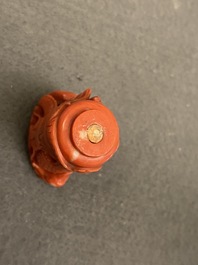 Une tabati&egrave;re en corail rouge figurant un dragon, Chine, R&eacute;publique
