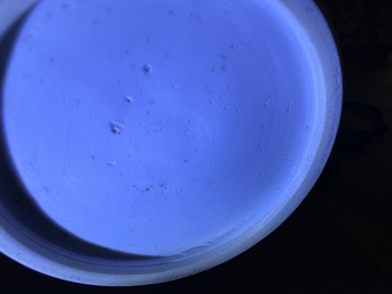 Un vase couvert en porcelaine de Chine en bleu et blanc &agrave; d&eacute;cor de ph&eacute;nix, Kangxi