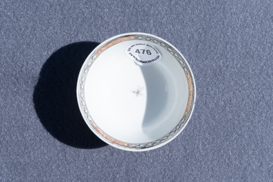 Une tasse et soucoupe en porcelaine de Chine grisaille &agrave; d&eacute;cor d'Europ&eacute;ens, Yongzheng
