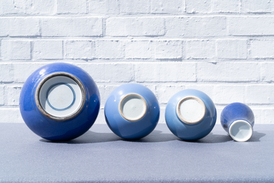 Cinq pi&egrave;ces en porcelaine de Chine bleu monochrome, 19/20&egrave;me