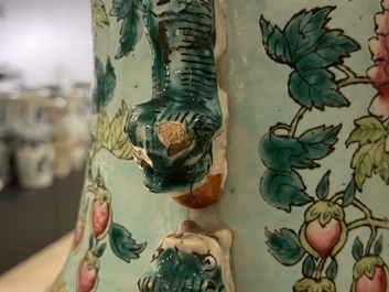 Deux vases en porcelaine de Chine famille rose pour le march&eacute; Straits ou Peranakan, 19&egrave;me
