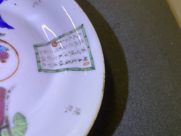 Een paar Chinese famille rose 'Wu Shuang Pu' koppen en schotels, 19e eeuw