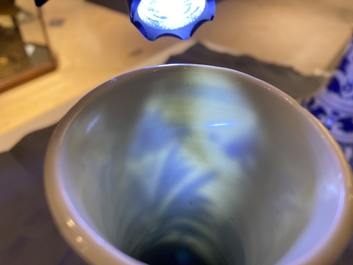 Un vase de forme bouteille en porcelaine de Chine en bleu et blanc, &eacute;poque Transition