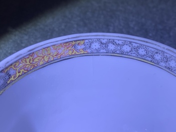 Une tasse et soucoupe en porcelaine de Chine grisaille &agrave; d&eacute;cor d'Europ&eacute;ens, Yongzheng