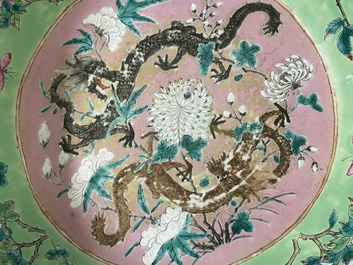 Een grote Chinese famille rose kan en bassin met draken, 19e eeuw