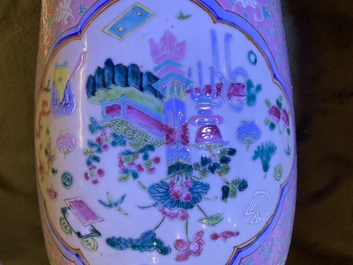 Deux vases en porcelaine de Chine famille rose pour le march&eacute; Straits ou Peranakan, 19&egrave;me