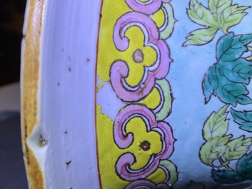 Deux vases en porcelaine de Chine famille rose pour le march&eacute; Straits ou Peranakan, 19&egrave;me