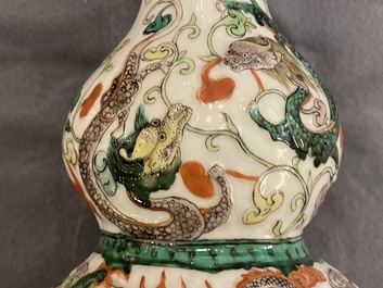 Un vase de forme double gourde en porcelaine de Chine famille verte sur socle en bois, 19/20&egrave;me