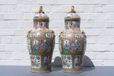 Une paire de vases couverts en porcelaine de Chine famille rose de Canton, 19&egrave;me