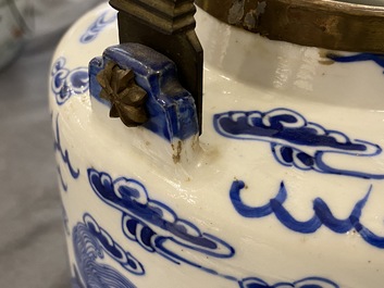 Twee grote Chinese blauw-witte en drie famille rose theepotten, 19/20e eeuw
