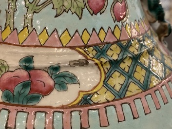 Deux vases en porcelaine de Chine famille rose pour le march&eacute; Straits ou Peranakan, 19&egrave;me