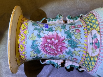 Deux vases en porcelaine de Chine famille rose pour le march&eacute; Straits ou Peranakan, 19&egrave;me