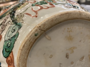 Un vase de forme double gourde en porcelaine de Chine famille verte sur socle en bois, 19/20&egrave;me