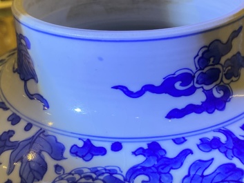 Un vase couvert en porcelaine de Chine en bleu et blanc &agrave; d&eacute;cor de ph&eacute;nix, Kangxi