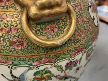 Une paire de vases couverts en porcelaine de Chine famille rose de Canton, 19&egrave;me