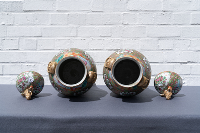 Une paire de vases couverts en porcelaine de Chine famille rose de Canton, 19&egrave;me