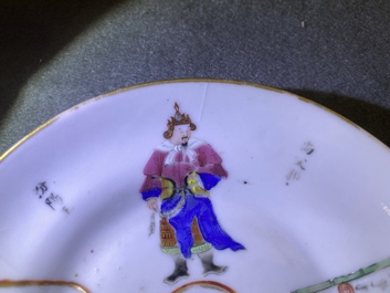 Een paar Chinese famille rose 'Wu Shuang Pu' koppen en schotels, 19e eeuw